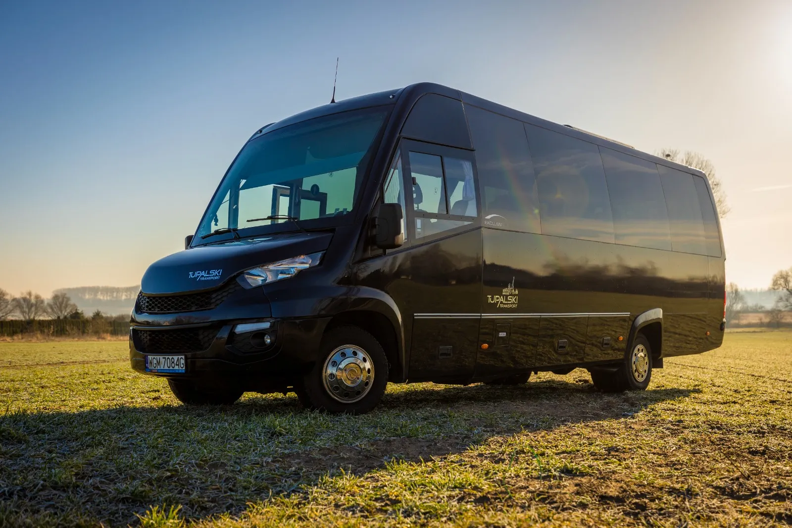 Czarny minibus z naszej floty
